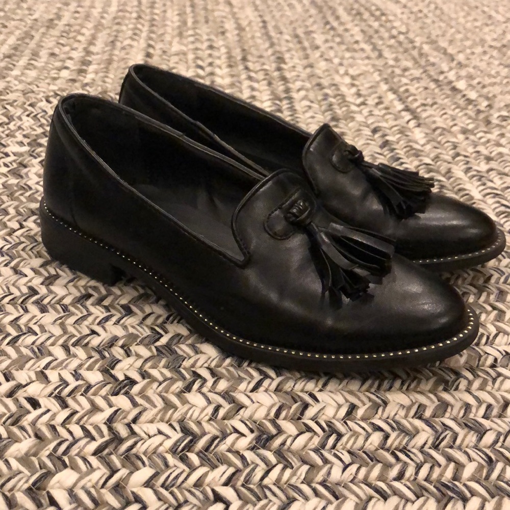 Black faux leather tassel loafers flats